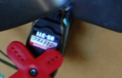 Close up of of the servo attachment. Notice how the twine is going INTO the lock case. I had to tie a lot of knots inside the case.